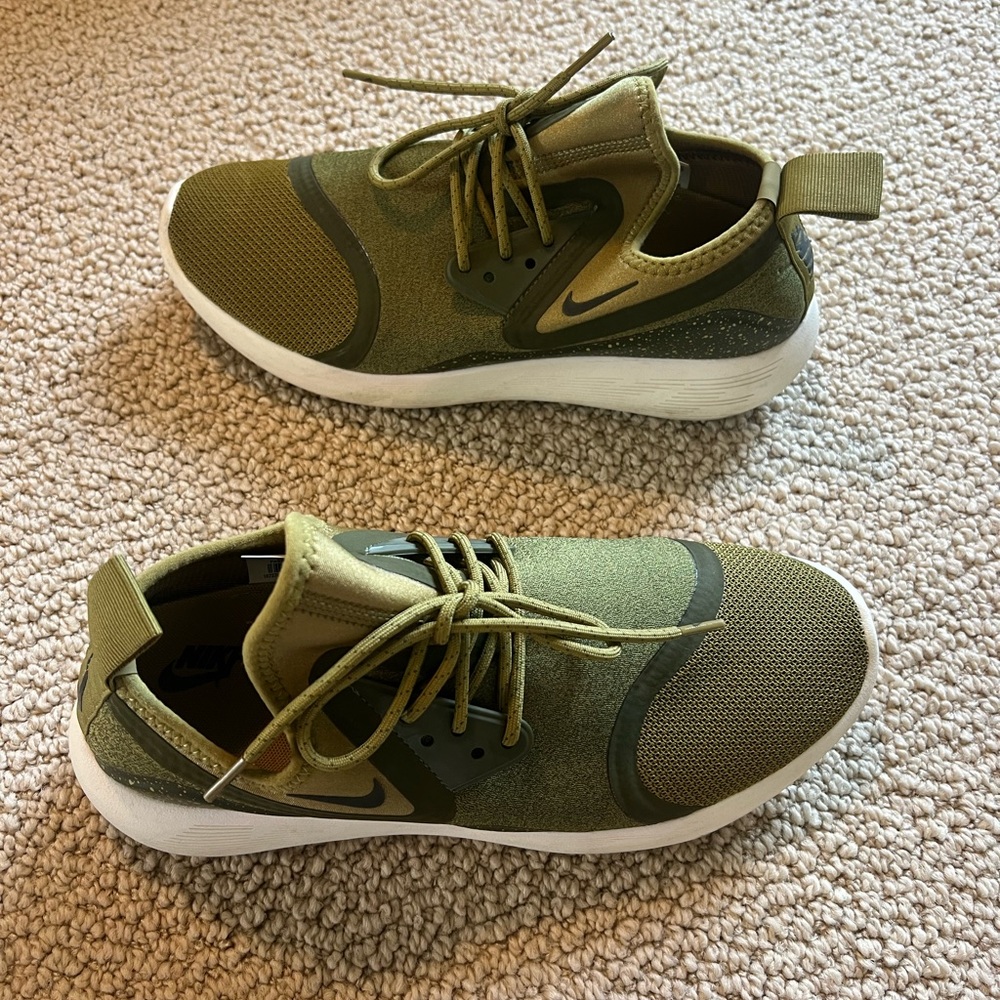 nike lunar charge running shoes. 9.0 in men’s, 10.5 in women’s